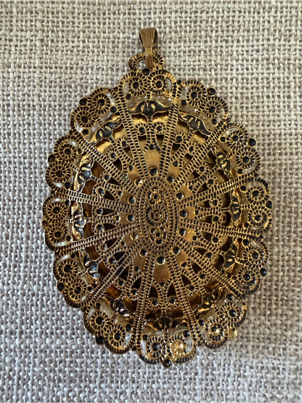 Vintage Portrait Cameo Pendant in Cream & Gold - Picture 3 of 4